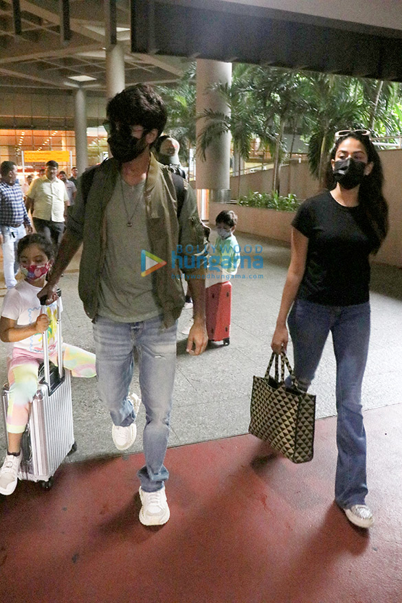 photos varun dhawan natasha dalal shahid kapoor and mira rajput snapped at the airport 4