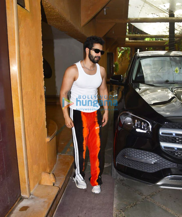 photos varun dhawan snapped at a dance class in juhu 1 3