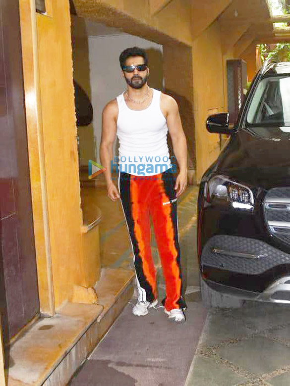 photos varun dhawan snapped at a dance class in juhu 3 3