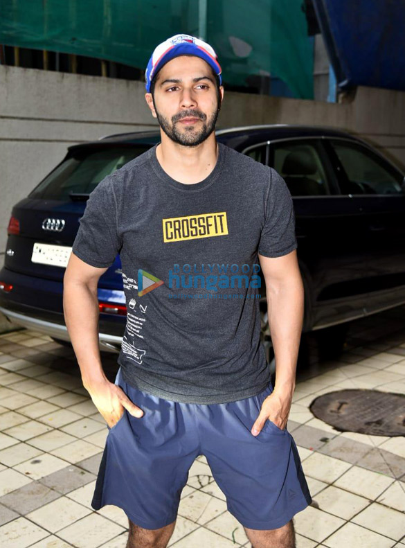 photos varun dhawan snapped in juhu 4 7