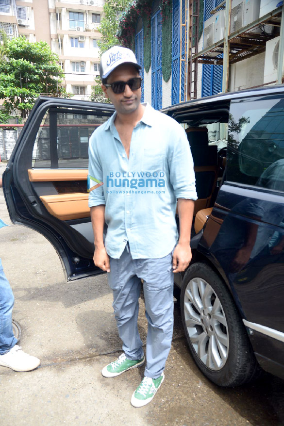 photos vicky kaushal snapped at bastian in bandra 4
