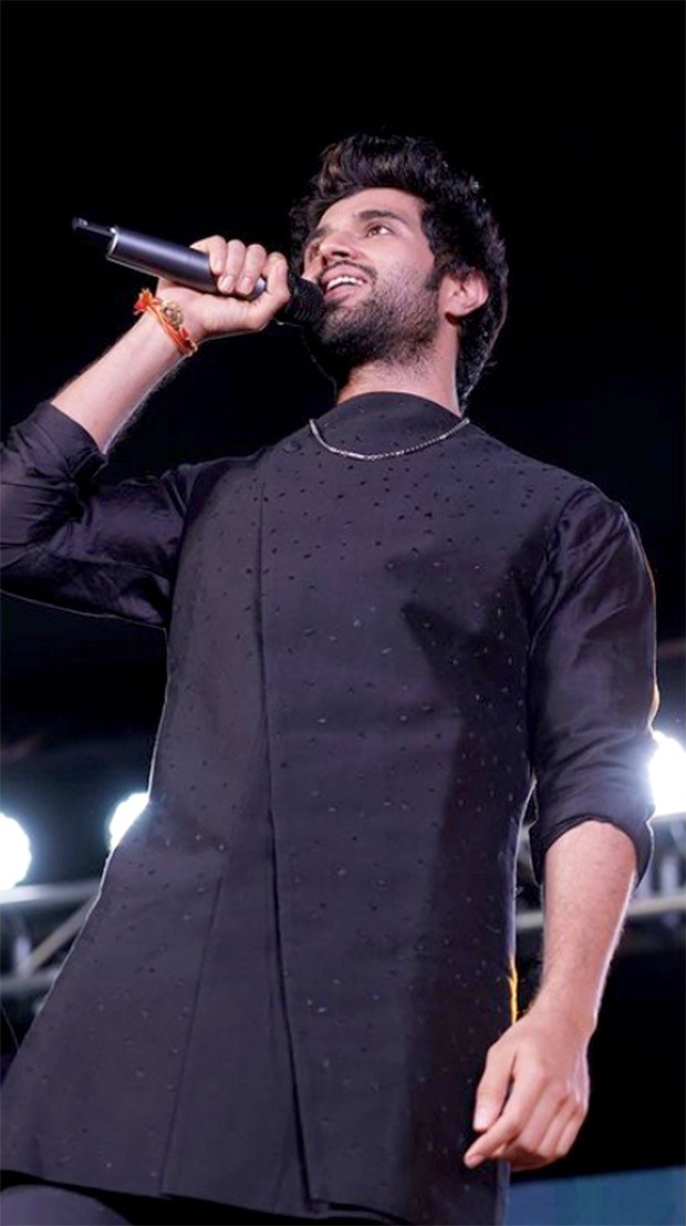 Vijay Deverakonda looks dashing in this black kurta set for Liger promotions in Kochi