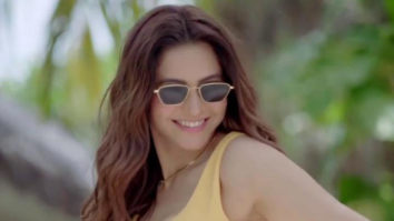 Aamna Sharif flaunts her perfect curves in yellow outfit