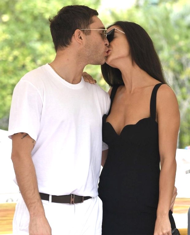 Amy Jackson and Ed Westwick kiss before boat ride in Venice, see pics Amy Jackson and Ed Westwick kiss before boat ride in Venice, see pics