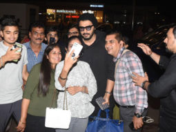 Arjun Kapoor gets mobbed by fans at the airport