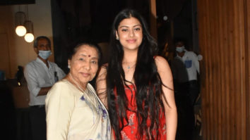 Asha Bhosle poses with grand-daughter Zanai Bhosle