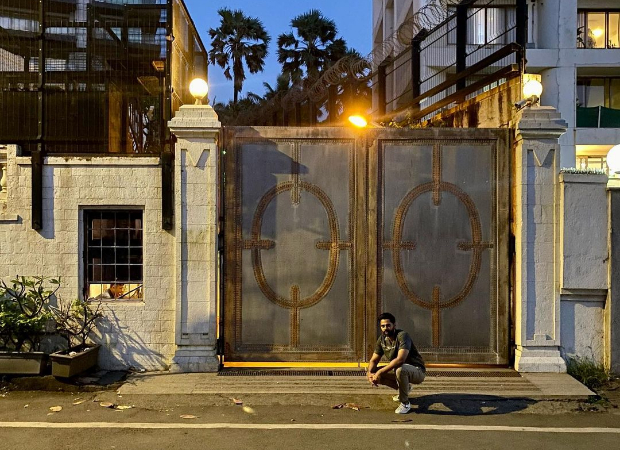 Comedian Hasan Minhaj poses in front of Shah Rukh Khan's bungalow Mannat in Mumbai: 'He didn’t answer tho'