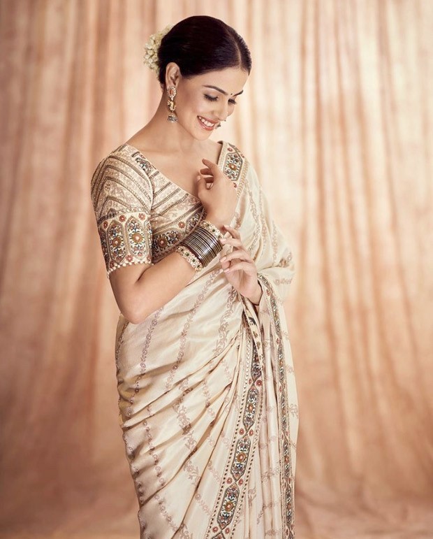 Janhvi Kapoor looks beautiful in white saree see her mili promotion looks |  Mili: सफेद साड़ी में जुल्फों से खेलती नजर आईं Janhvi Kapoor, क्या आपने देखी  ये तस्वीरें