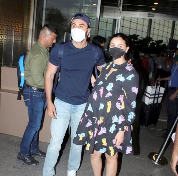 Watch: Paps praise Ranbir Kapoor's look at Mumbai airport, Alia Bhatt says  'aur mera?' - India Today