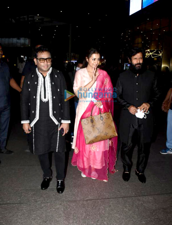 photos a r rahman trisha krishnan and chiyaan vikram snapped at the airport 3