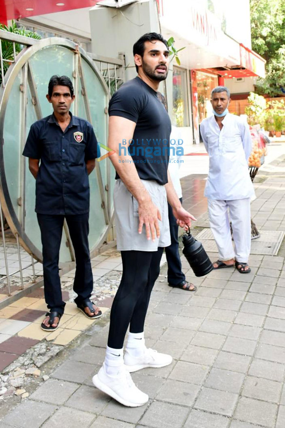 photos ahaan shetty snapped outside the gym in bandra 3