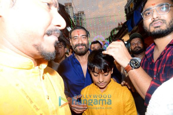 photos ajay devgn visits lalbaugcha raja 2