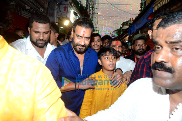 photos ajay devgn visits lalbaugcha raja 3