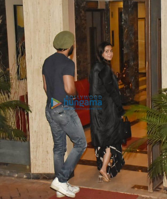 photos alia bhatt ranbir kapoor manish malhotra and others snapped at kareena kapoor khans house to celebrate her birthday 6