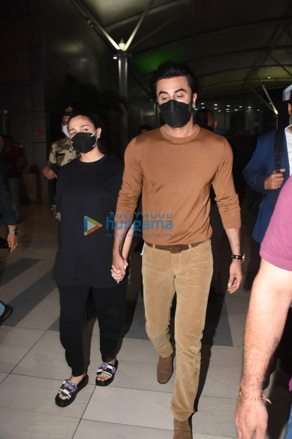 photos alia bhatt and ranbir kapoor snapped at the airport 1