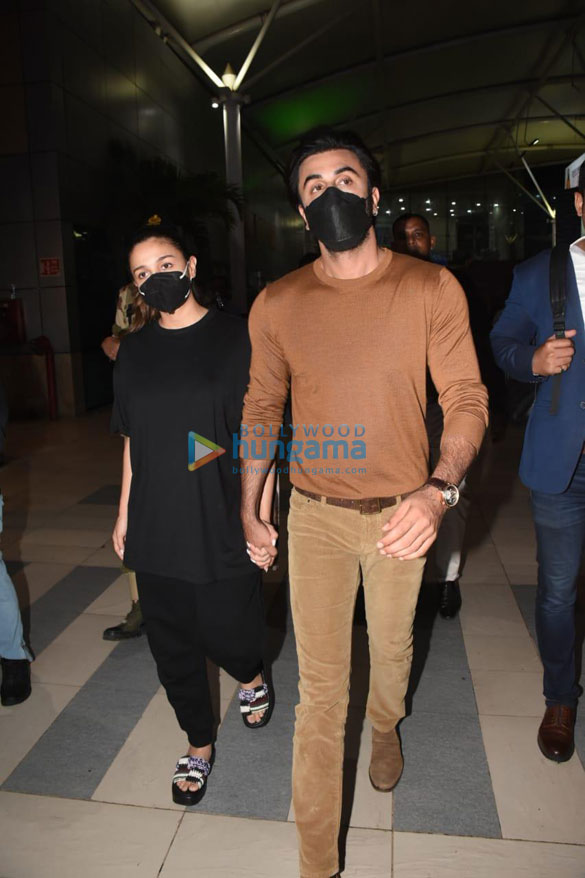 Photos: Alia Bhatt and Ranbir Kapoor snapped at the airport Photos: Alia Bhatt and Ranbir Kapoor snapped at the airport
