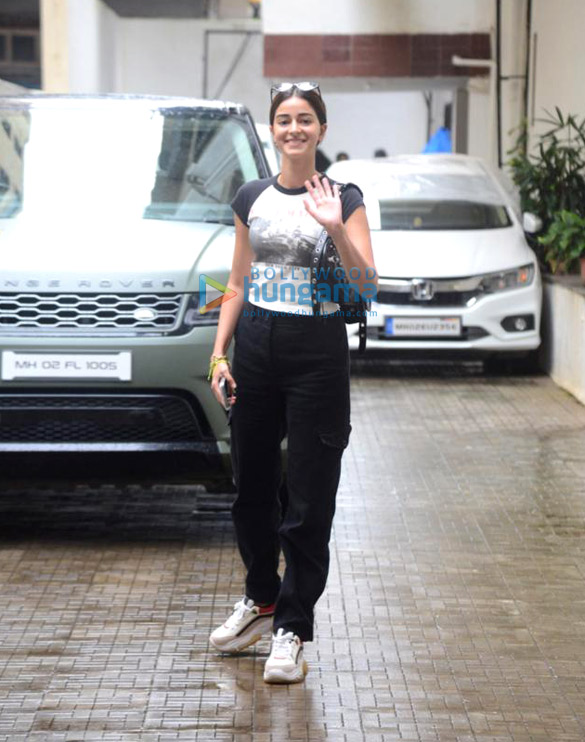 Photos: Ananya Panday snapped at old Dharma Productions office in Khar Photos: Ananya Panday snapped at old Dharma Productions office in Khar