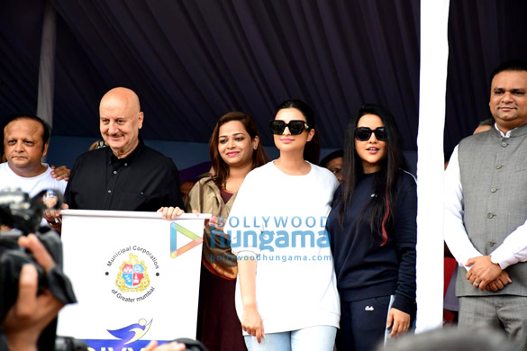 photos anupam kher and parineeti chopra snapped participating in the beach cleanup drive in juhu 6
