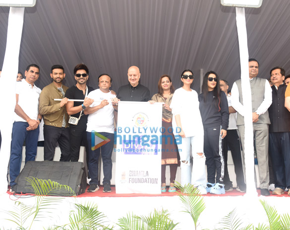 Photos: Anupam Kher and Parineeti Chopra snapped participating in the Beach Cleanup drive in Juhu