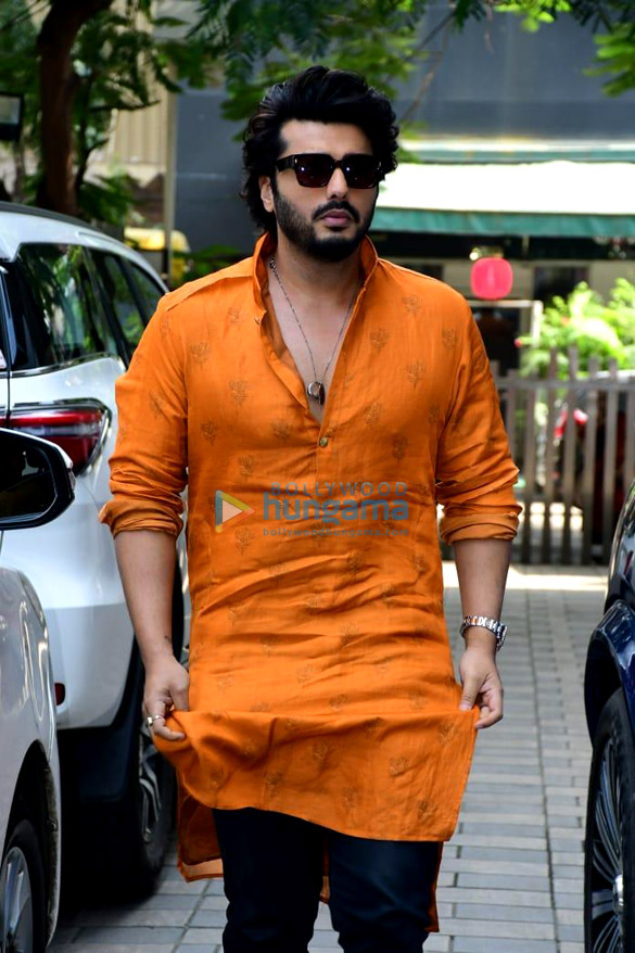 photos arjun kapoor snapped visiting t series office for ganpati darshan 6