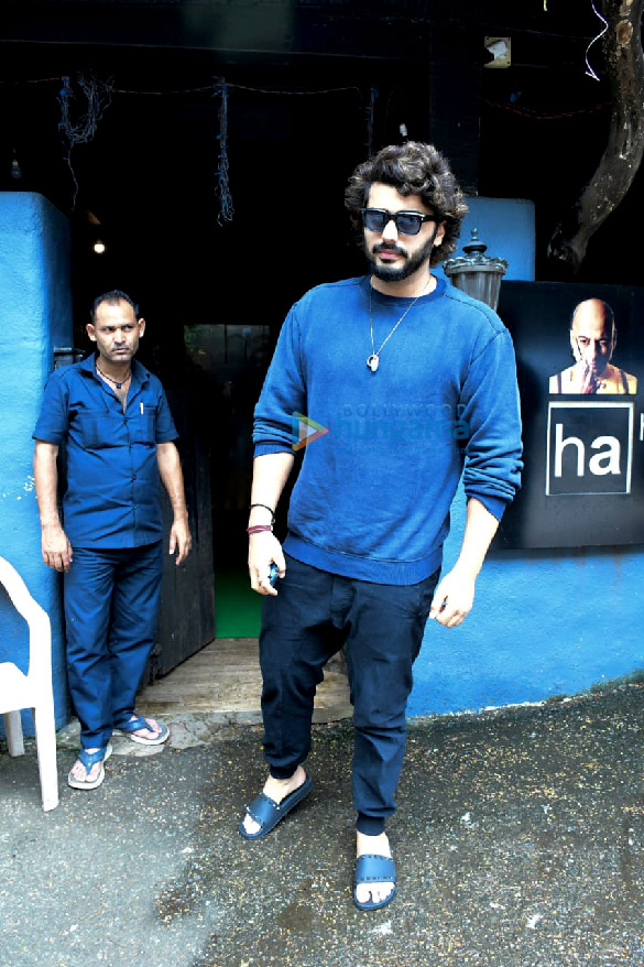 photos arjun kapoor spotted outside hakims aalim salon in khar 4