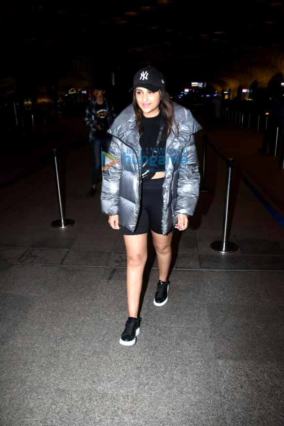 photos aryan khan parineeti chopra and mrunal thakur snapped at the airport 5