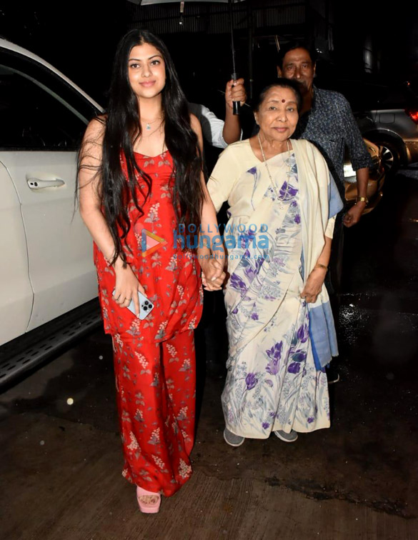 Photos: Asha Bhosle and Zanai Bhosle snapped at Mizu in Bandra Photos: Asha Bhosle and Zanai Bhosle snapped at Mizu in Bandra