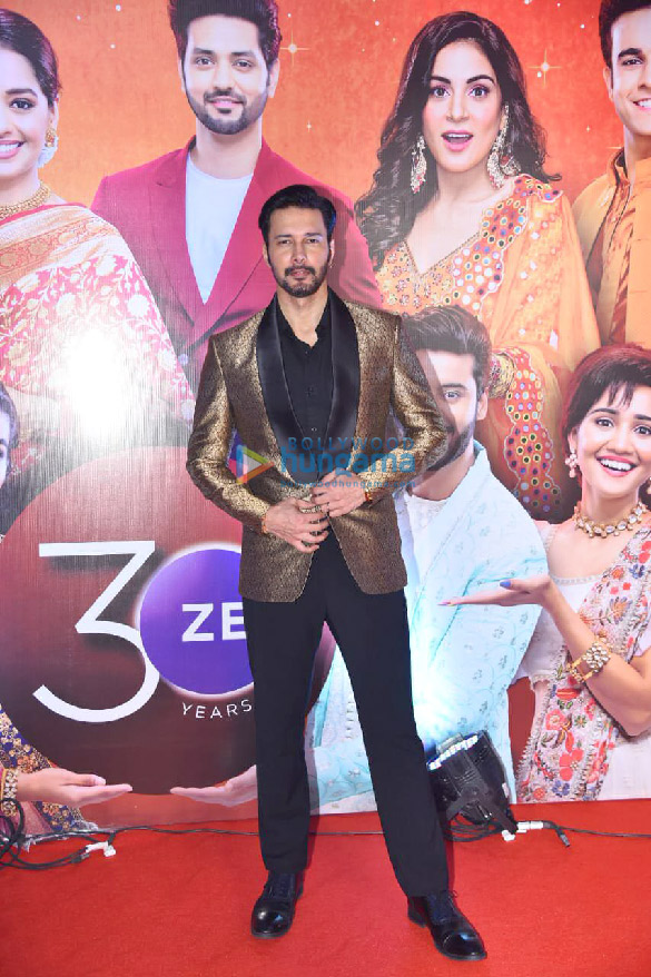 photos celebs grace the zee rishtey awards 2022 3