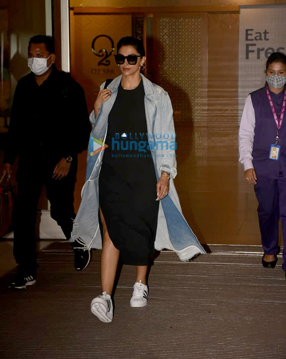 photos deepika padukone and yami gautam dhar snapped at the airport 5