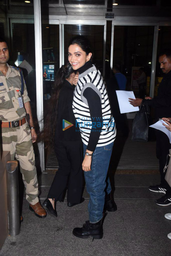photos deepika padukone snapped at the airport 2 6