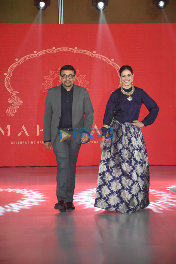 photos genelia dsouza snapped walking the ramp at the mahalaya 2022 preview collection show 3