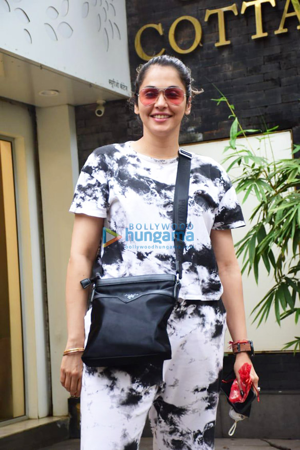 photos isha koppikar snapped in bandra 1 2