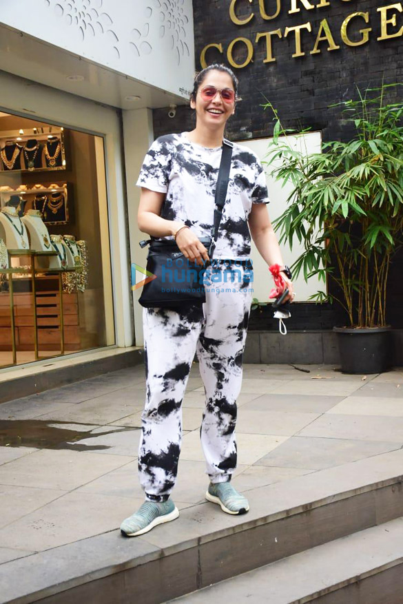 photos isha koppikar snapped in bandra 2 2