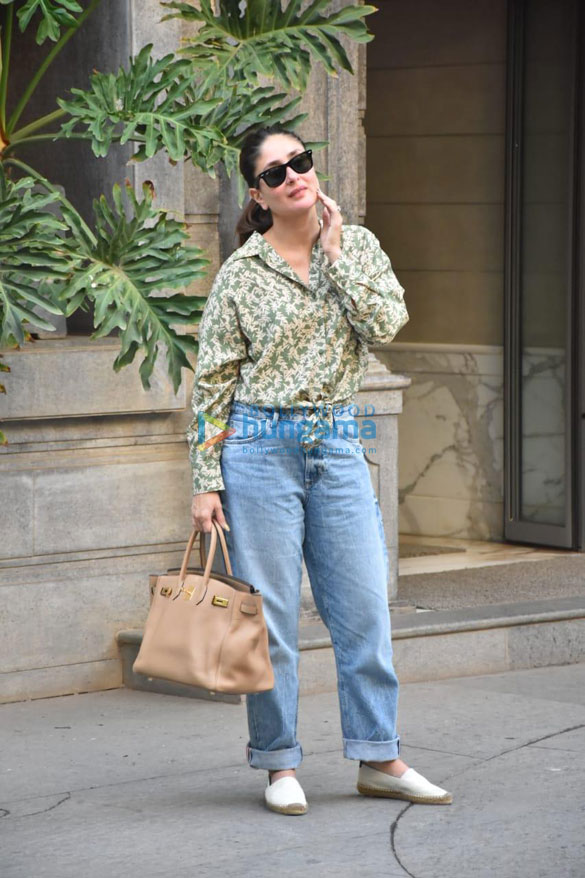 photos kareena kapoor khan and karisma kapoor snapped at randhir kapoors home in bandstand bandra 1