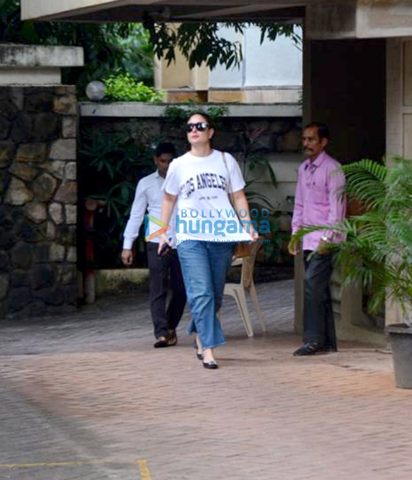 photos kareena kapoor khan and karisma kapoor spotted at randhir kapoors house in bandra 1