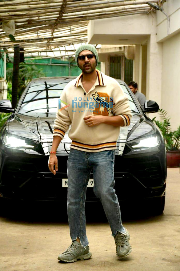 photos kartik aaryan snapped outside a dubbing studio in juhu 3