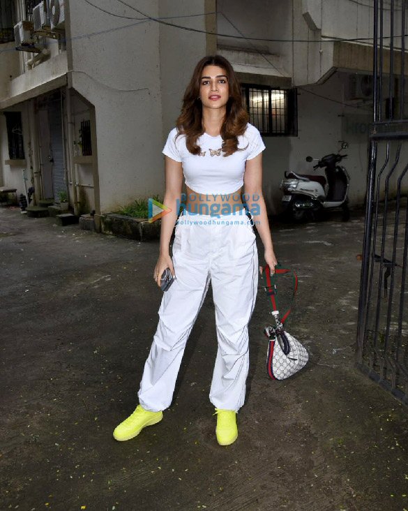 photos kriti sanon snapped at kromakay salon in juhu 4 4