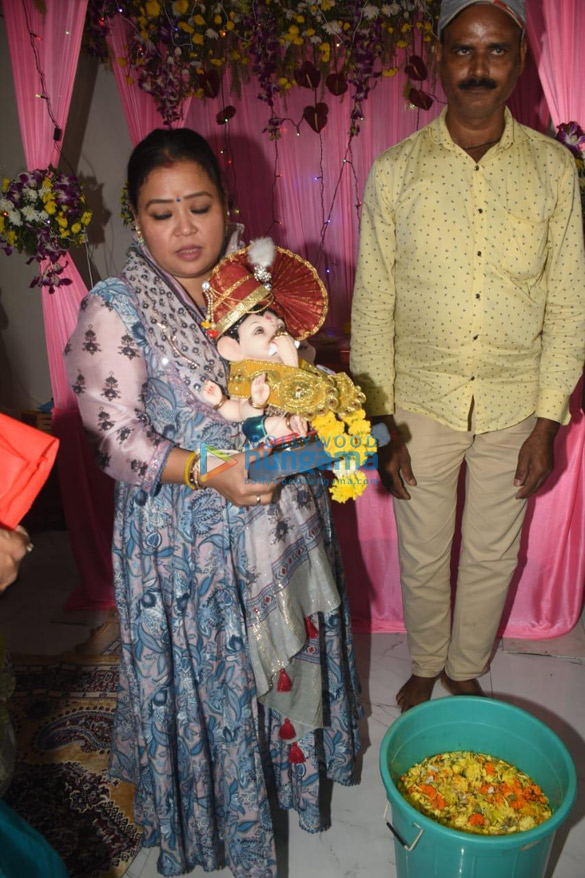 photos maniesh paul bharti singh and others snapped during ganpati visarjan 7