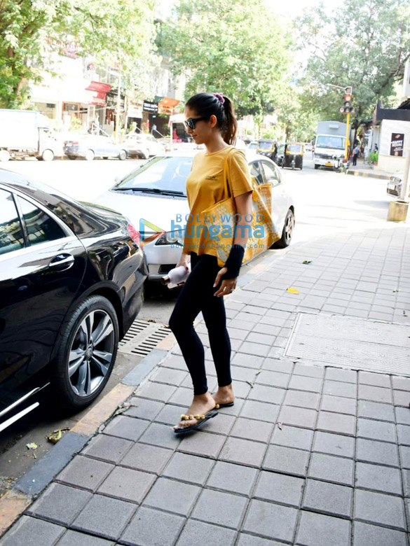 photos mira kapoor snapped outside a salon in bandra 4