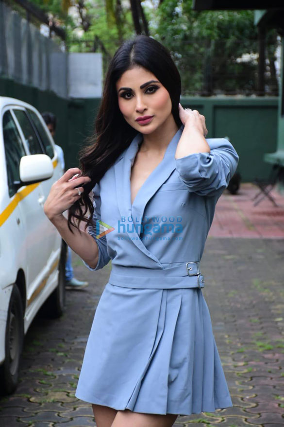 photos mouni roy snapped in juhu 3 4