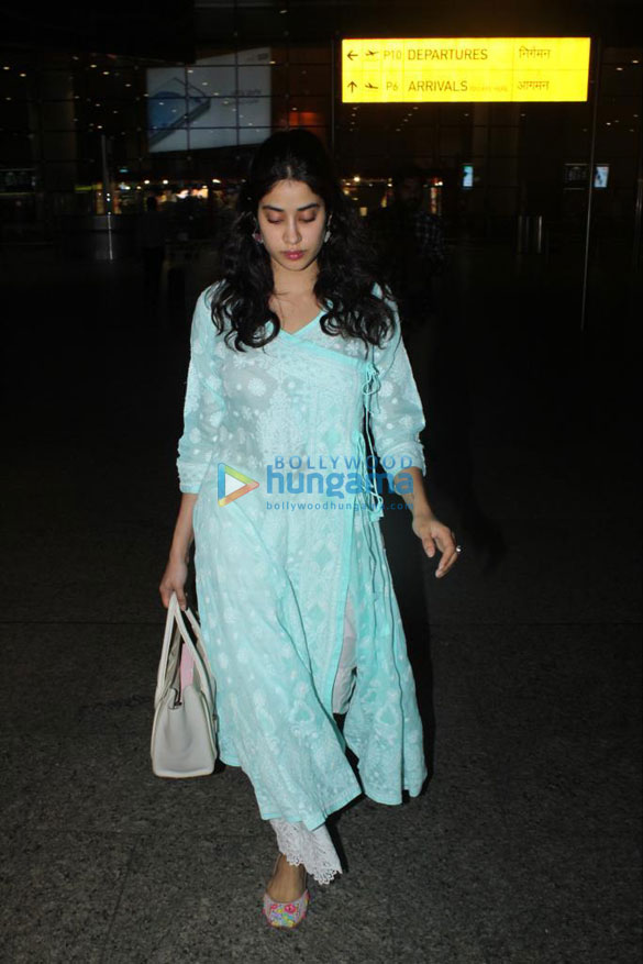 photos rakul preet singh and janhvi kapoor snapped at the airport 3