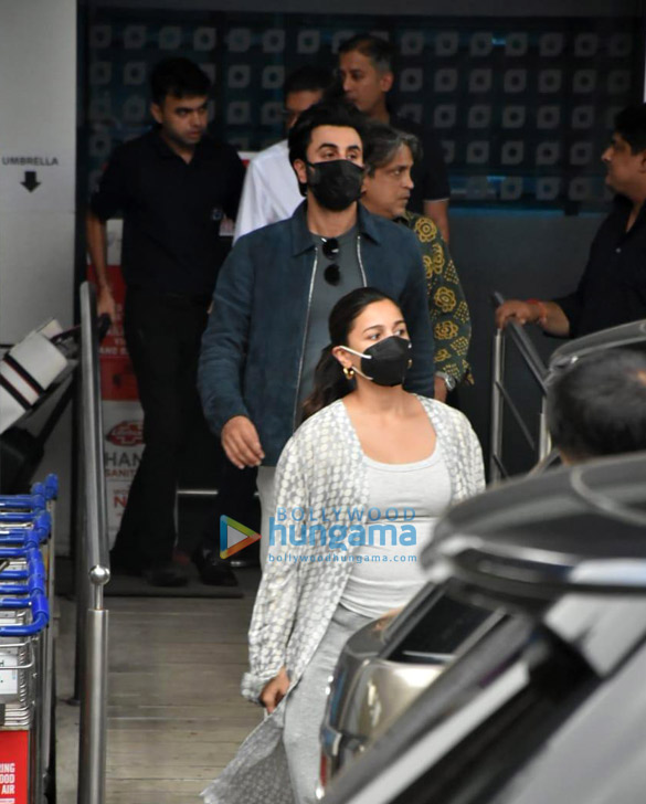 photos ranbir kapoor and alia bhatt snapped at kalina airport 4