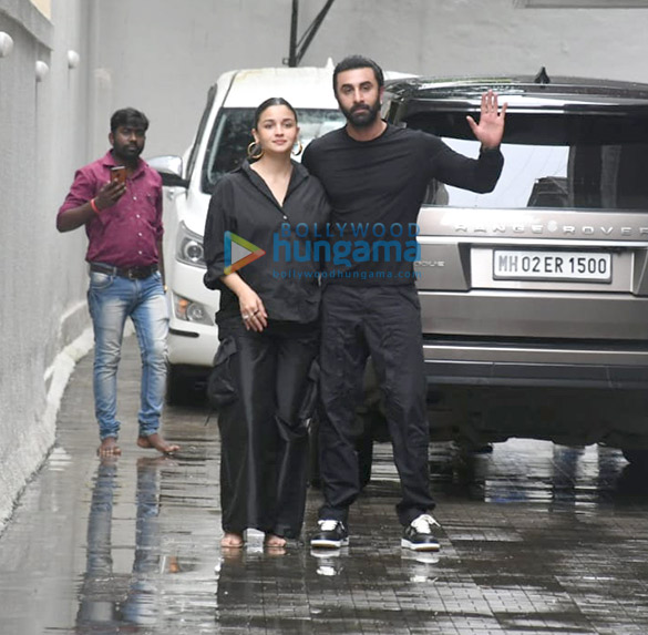 photos ranbir kapoor and alia bhatt snapped at the dharma productions office 1