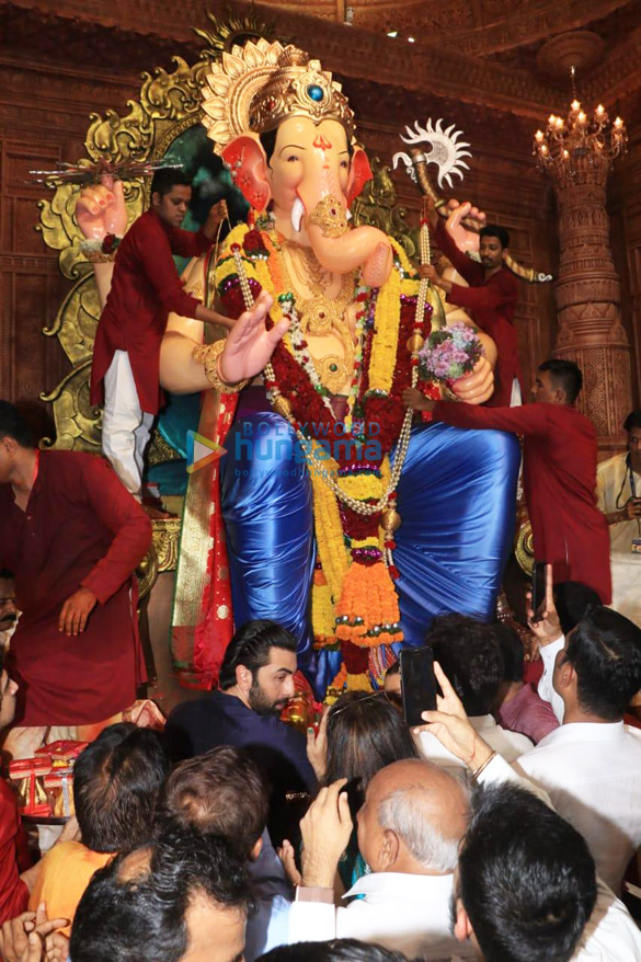 photos ranbir kapoor and ayan mukerji snapped at lalbaugcha raja 1