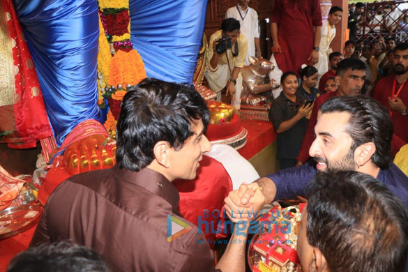 photos ranbir kapoor and ayan mukerji snapped at lalbaugcha raja 3