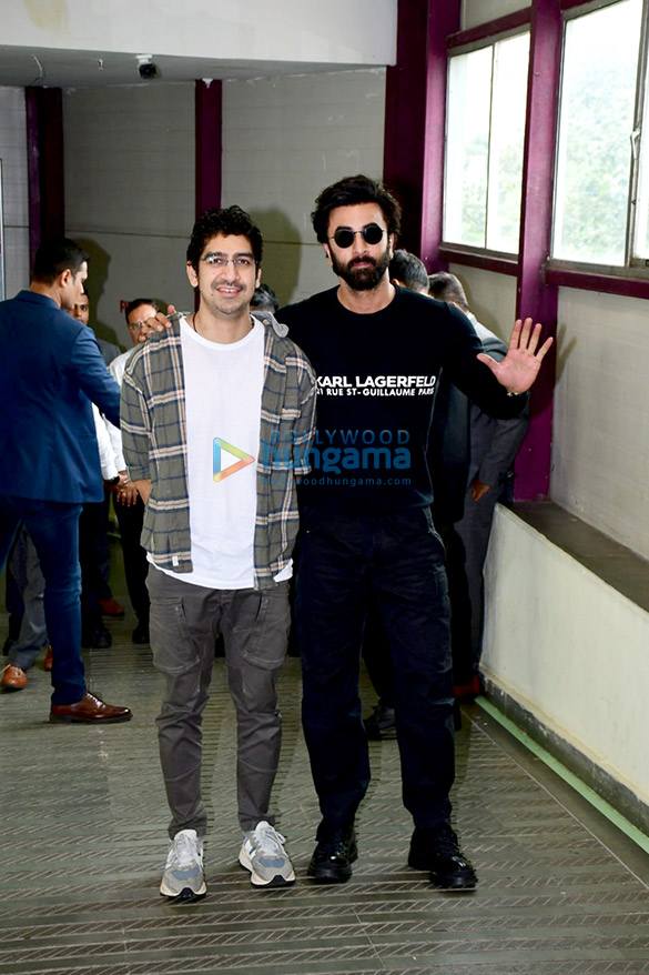 photos ranbir kapoor and ayan mukerji snapped interacting with fans watching brahmastra part one shiva at a theatre 4