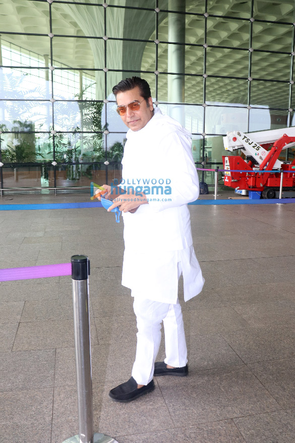 photos ranveer singh and ashutosh rana snapped at the airport 5