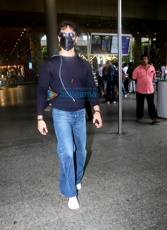 photos ranveer singh and ashutosh rana snapped at the airport 6