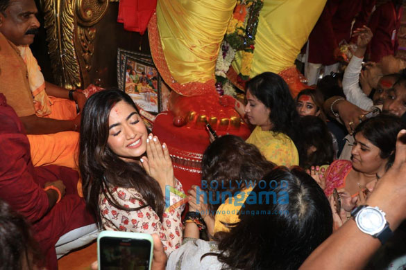photos rashmika mandanna and ekta kapoor visit lalbaugcha raja 3