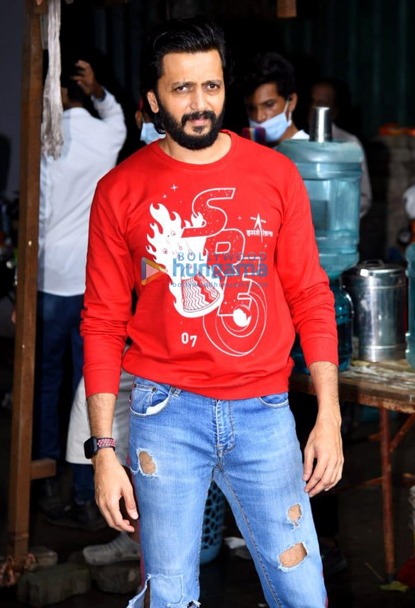 Photos: Riteish Deshmukh snapped in Juhu Photos: Riteish Deshmukh snapped in Juhu